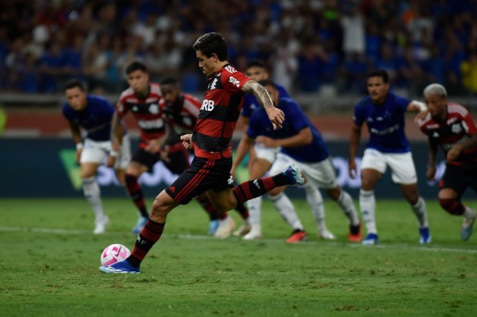 Destaque da partida, Pedro valoriza vitória contra o Cruzeiro: 'Belo triunfo para iniciar a Era Tite'