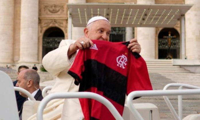 'Está abençoada, seremos campeões', diz torcedor que entregou camisa do Flamengo ao Papa