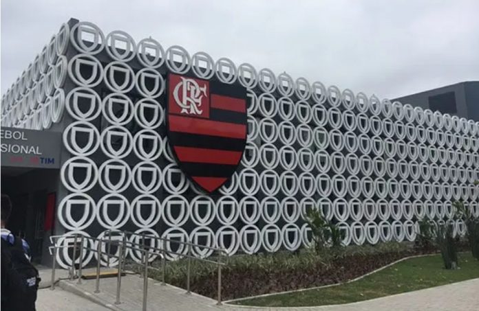 Ainda sem Léo Ortiz, Flamengo acerta contratação de novo zagueiro
