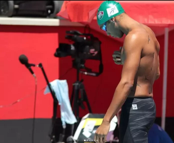 Grande atitude! Torcedores de Flamengo e Fluminense se unem e ajudam nadador após grave acidente