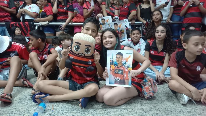 Respeita a Nação! Torcedores do Flamengo lotam hotel da equipe em Manaus