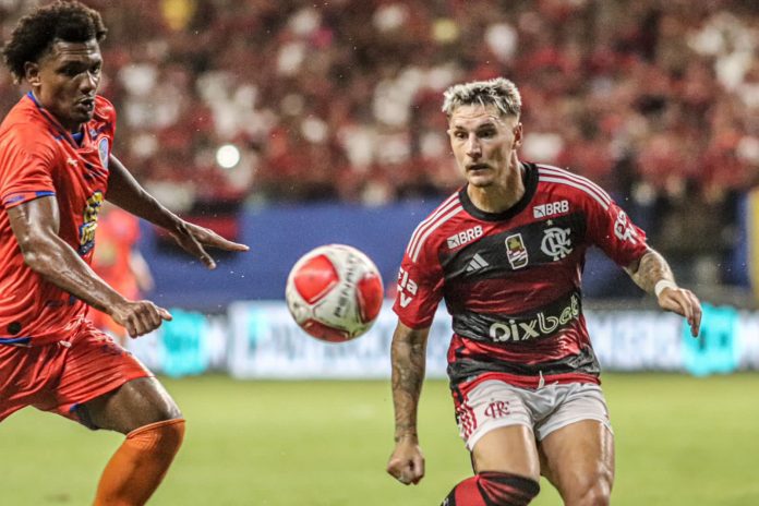 Varela destaca importância dos uruguaios no Flamengo: 'Mais fácil'