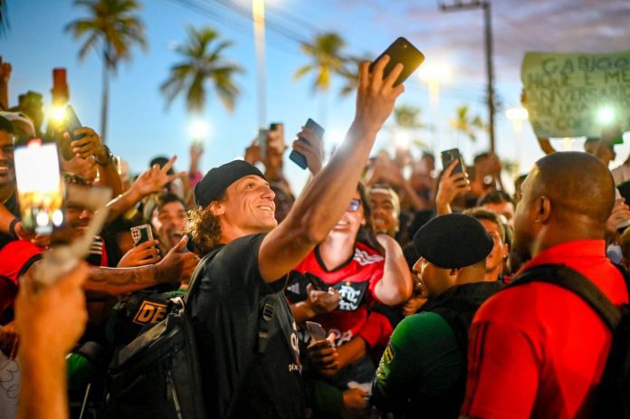 Respeita a Nação! Flamengo é recepcionado por multidão em Sergipe