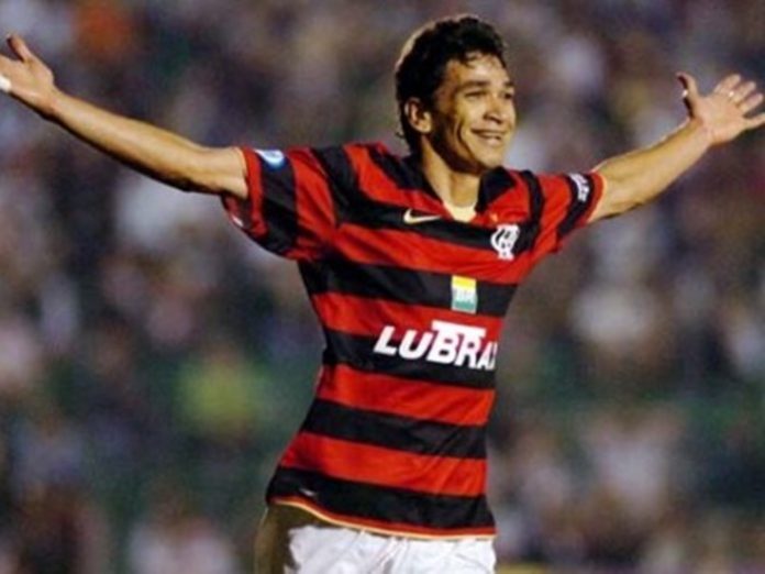 Ídolo do Flamengo, Ronaldo Angelim elogia Erick Pulgar: 'Tem qualidade para sair e armar o jogo'