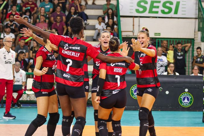 Pelo terceiro ano seguido, Sesc Flamengo enfrenta o Praia Clube na semifinal da Superliga Feminina