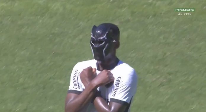 Claus treme e não expulsa Luiz Henrique por uso de máscara em comemoração de gol