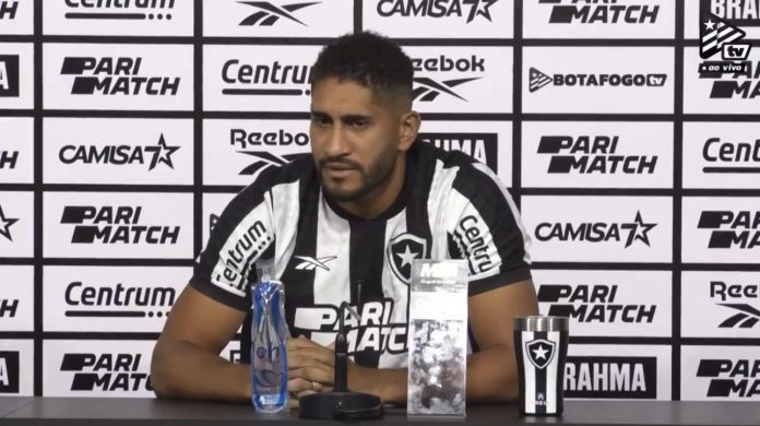 Dois meses após ser contratado, ex-zagueiro do Flamengo é apresentado pelo Botafogo